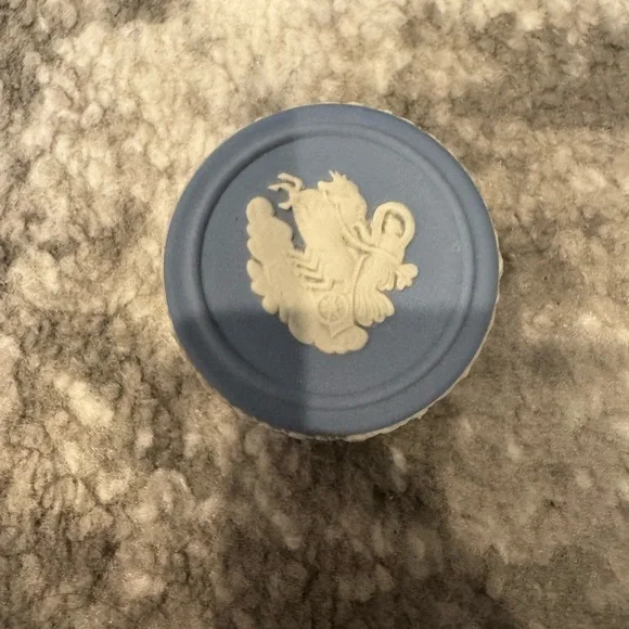 Wedgwood Blue and White Decorative Trinket Box - Picture 2 of 5